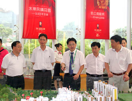 崇左市政協(xié)副主席、市工商聯(lián)主席玉如鋒（右四）一行聽取房地產(chǎn)公司匯報(bào)