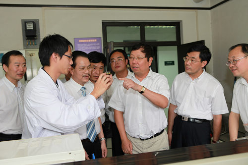 在清華大學(xué)生物柴油研究室，趙樂秦（右三）一行聽取關(guān)于微藻生物柴油研發(fā)的情況